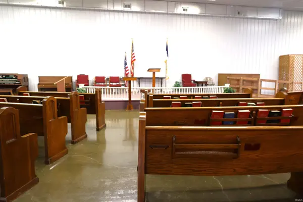 210 W Division ST, Oakland City, IN 47660