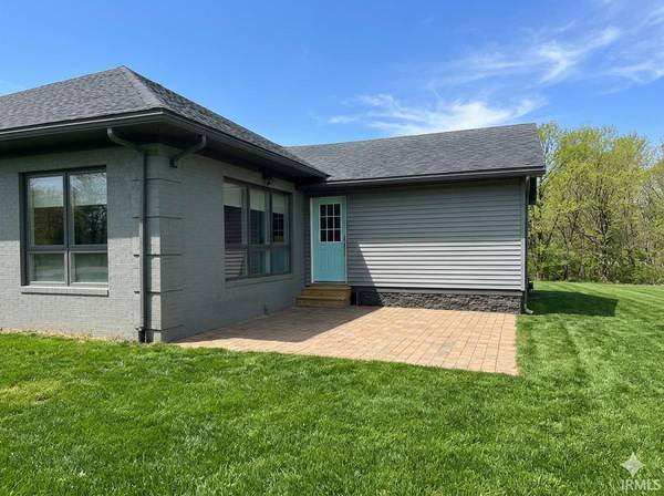 2406 White Ridge LN, Washington, IN 47501
