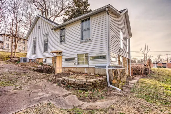 8 E Gray ST, Newburgh, IN 47630