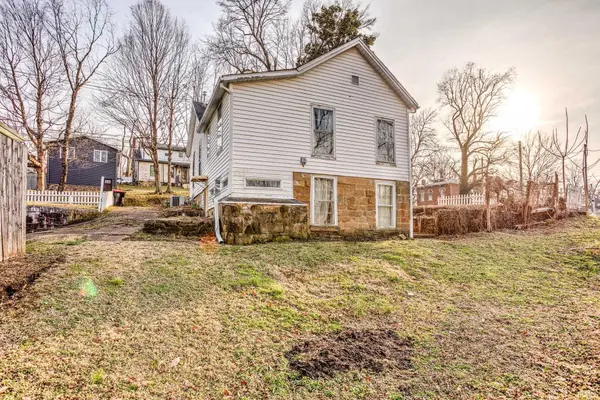 8 E Gray ST, Newburgh, IN 47630