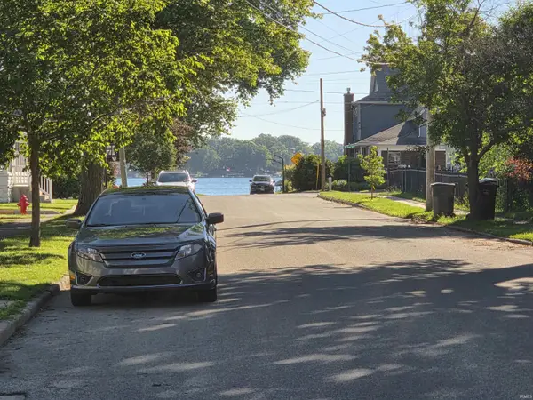301 N LAKE ST ***, Syracuse, IN 46567
