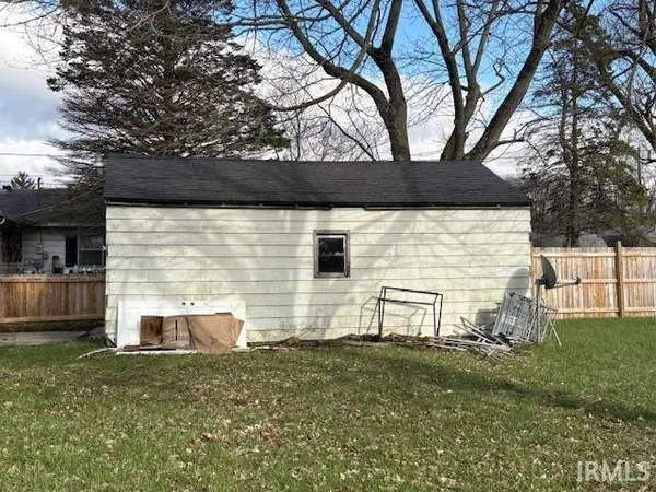 1805 E Carver DR, Muncie, IN 47303-4009