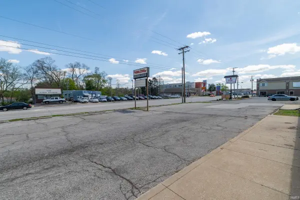325 N Dixie WAY, South Bend, IN 46637-3311