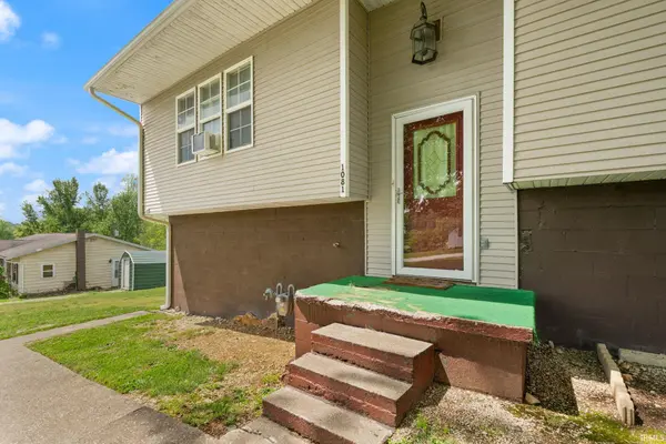 1081 E Smith CIR, Paoli, IN 47454