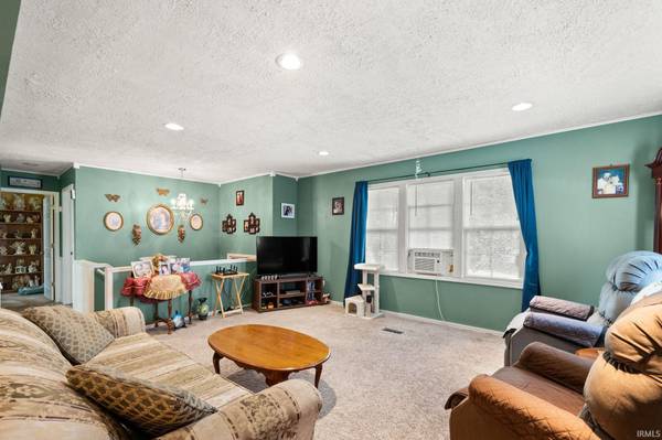 1081 E Smith CIR, Paoli, IN 47454