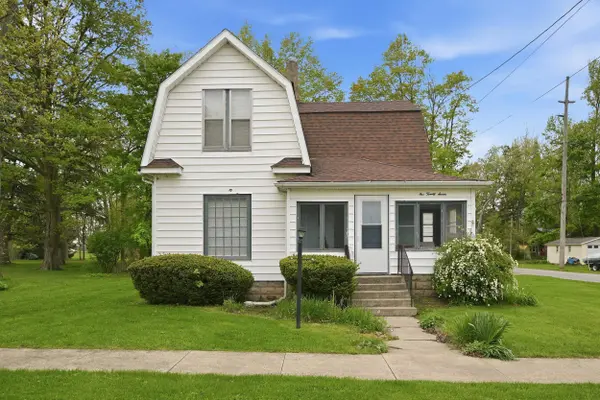 127 N Kinney ***, Angola, IN 46703