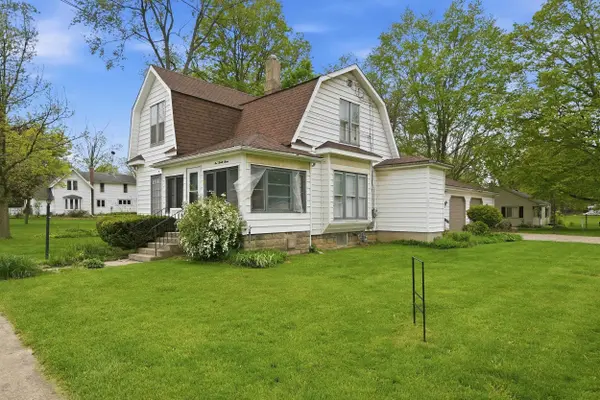 127 N Kinney ***, Angola, IN 46703
