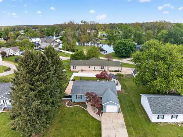 9202 E Lilac LN, Cromwell, IN 46732