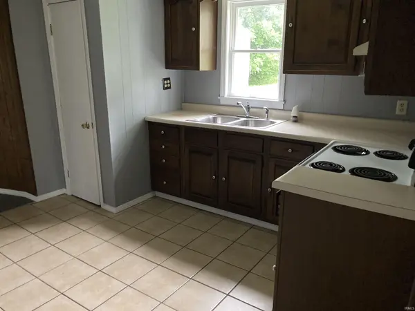 523 E Morton ST, Oakland City, IN 47660