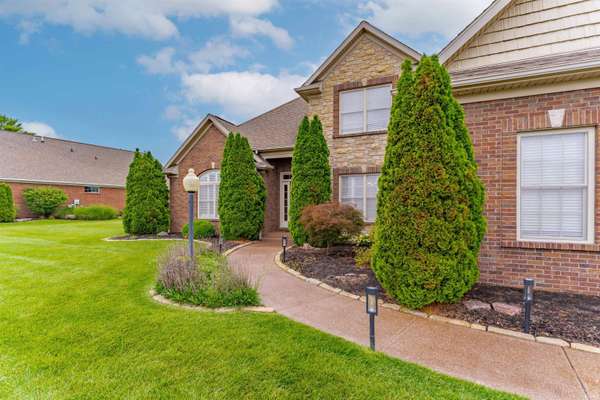 2084 Long Cove CIR, Newburgh, IN 47630-8413