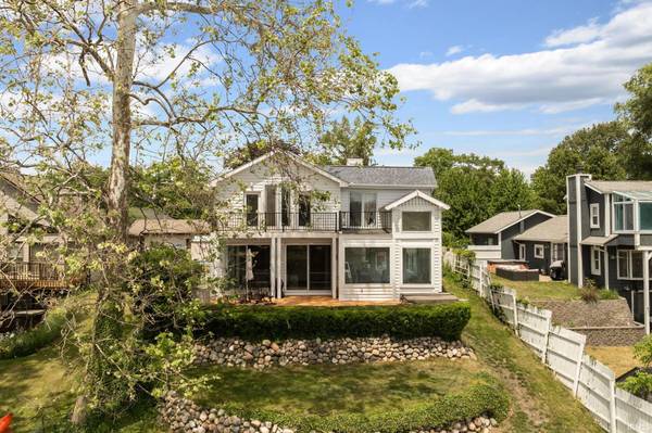 11114 Lakeshore DR, Osceola, IN 46561-9542