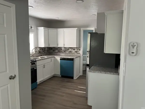 1738 E Bowman ST, South Bend, IN 46613-3503