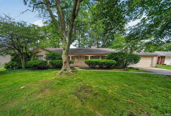 1915 Churchill DR, South Bend, IN 46617-2212