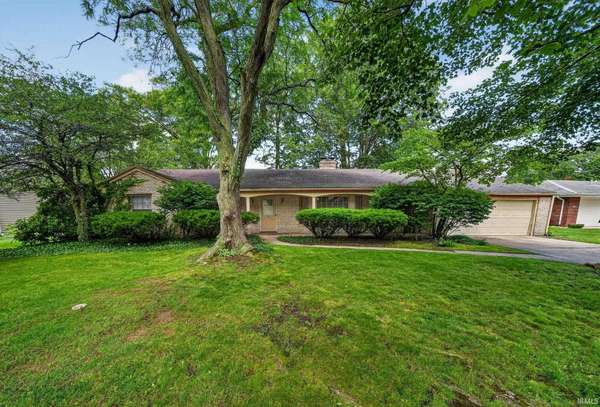 1915 Churchill DR, South Bend, IN 46617-2212