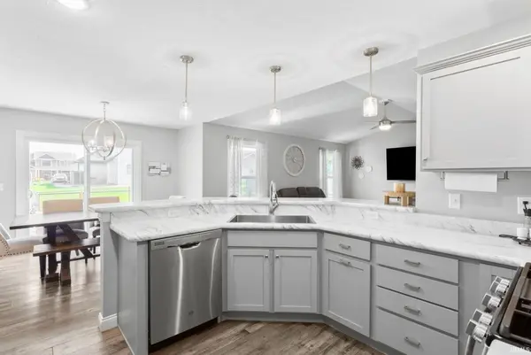 1604 Cobble Hill DR, Osceola, IN 46561-1303