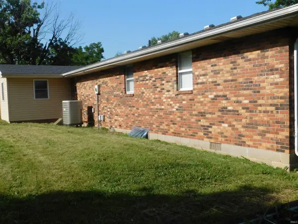 102 Nichols AVE, Salem, IN 47167-1951