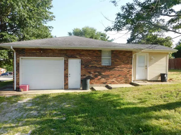 102 Nichols AVE, Salem, IN 47167-1951