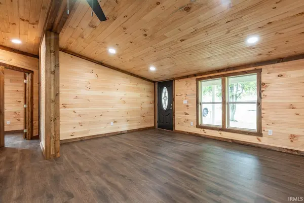 517 S 6th ST, Mitchell, IN 47446