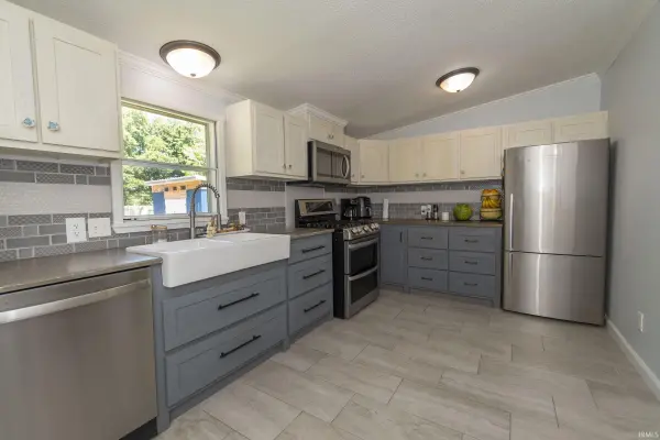 27683 Plainfield Dr. ***, Elkhart, IN 46514-1669