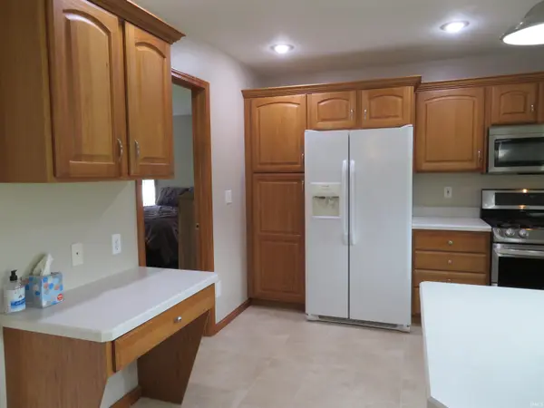101 Hemsberd ST, Middlebury, IN 46540-9507