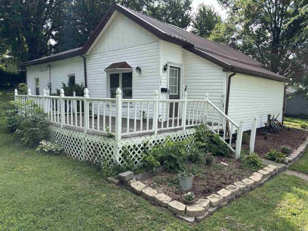 1302 E Sycamore ST, Petersburg, IN 47567