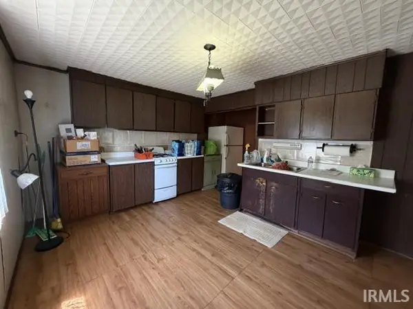 601 Wayne ***, Howe, IN 46746