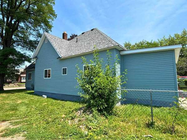 121 E Memorial DR, Muncie, IN 47302