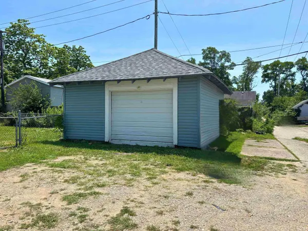 121 E Memorial DR, Muncie, IN 47302
