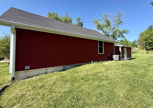 7805 US HWY 50 E HWY, Bedford, IN 47421