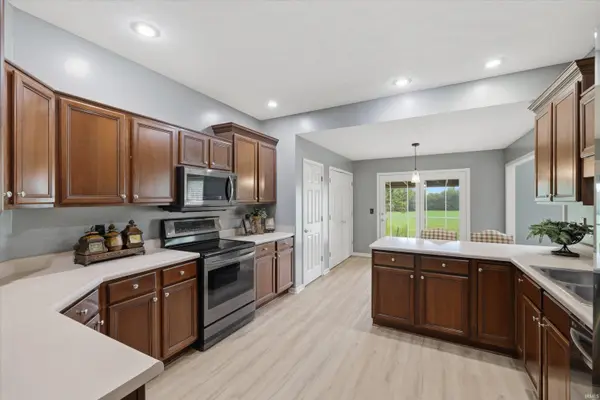 8721 Clear Creek DR, Evansville, IN 47711-1077