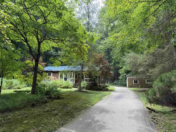 1859 S Orman LN, Bloomfield, IN 47424