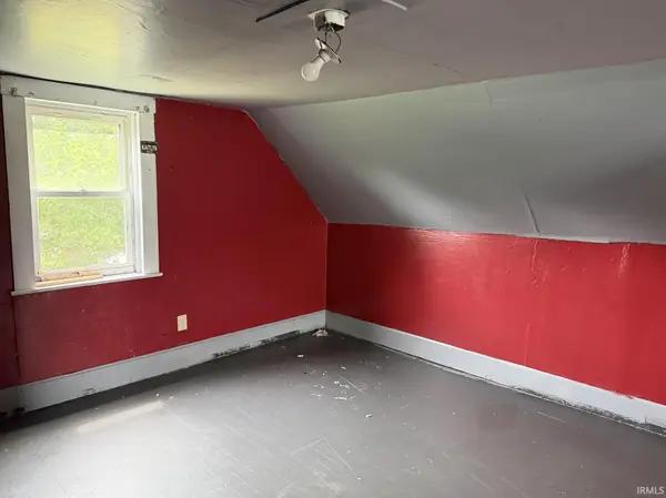 118 S Clay ST, Oakland City, IN 47660