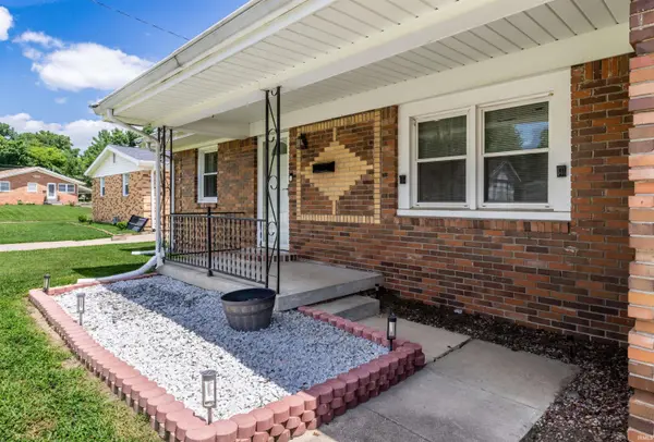 1009 N Fairlawn W CIR, Evansville, IN 47711