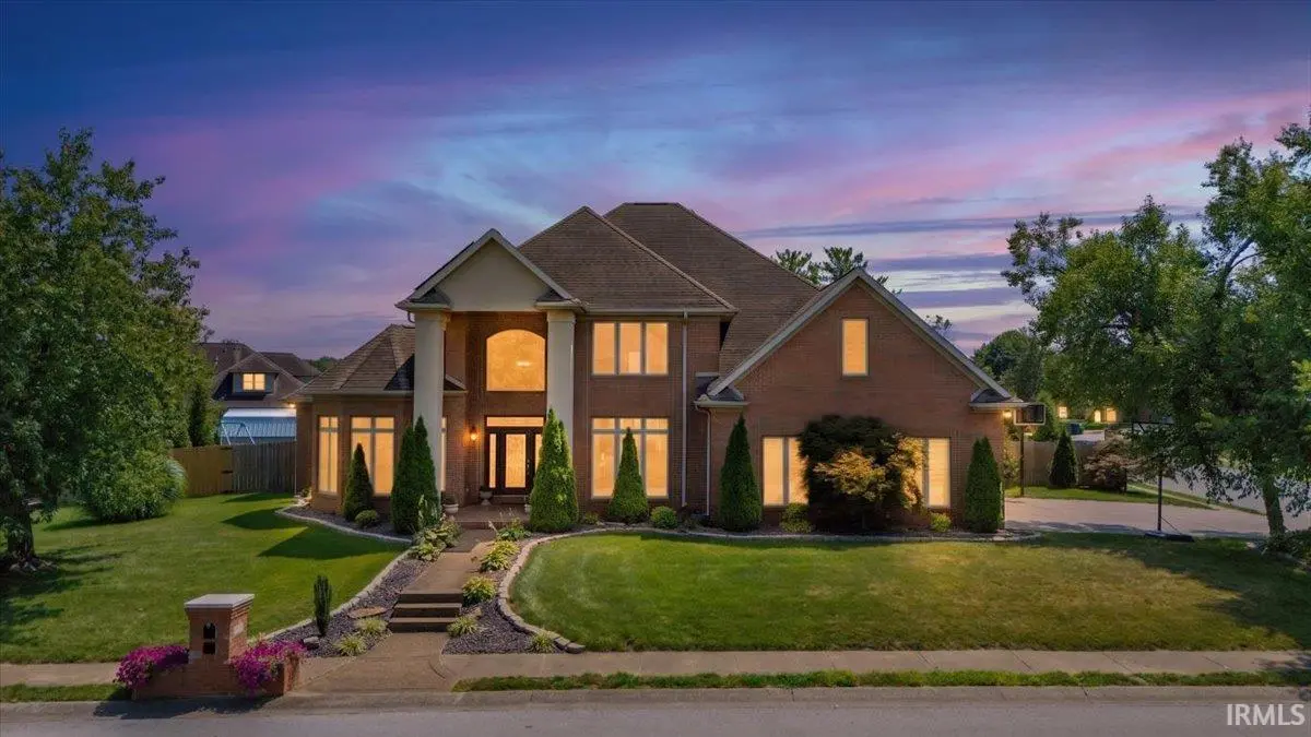 8077 Clearview DR, Newburgh, IN 47630