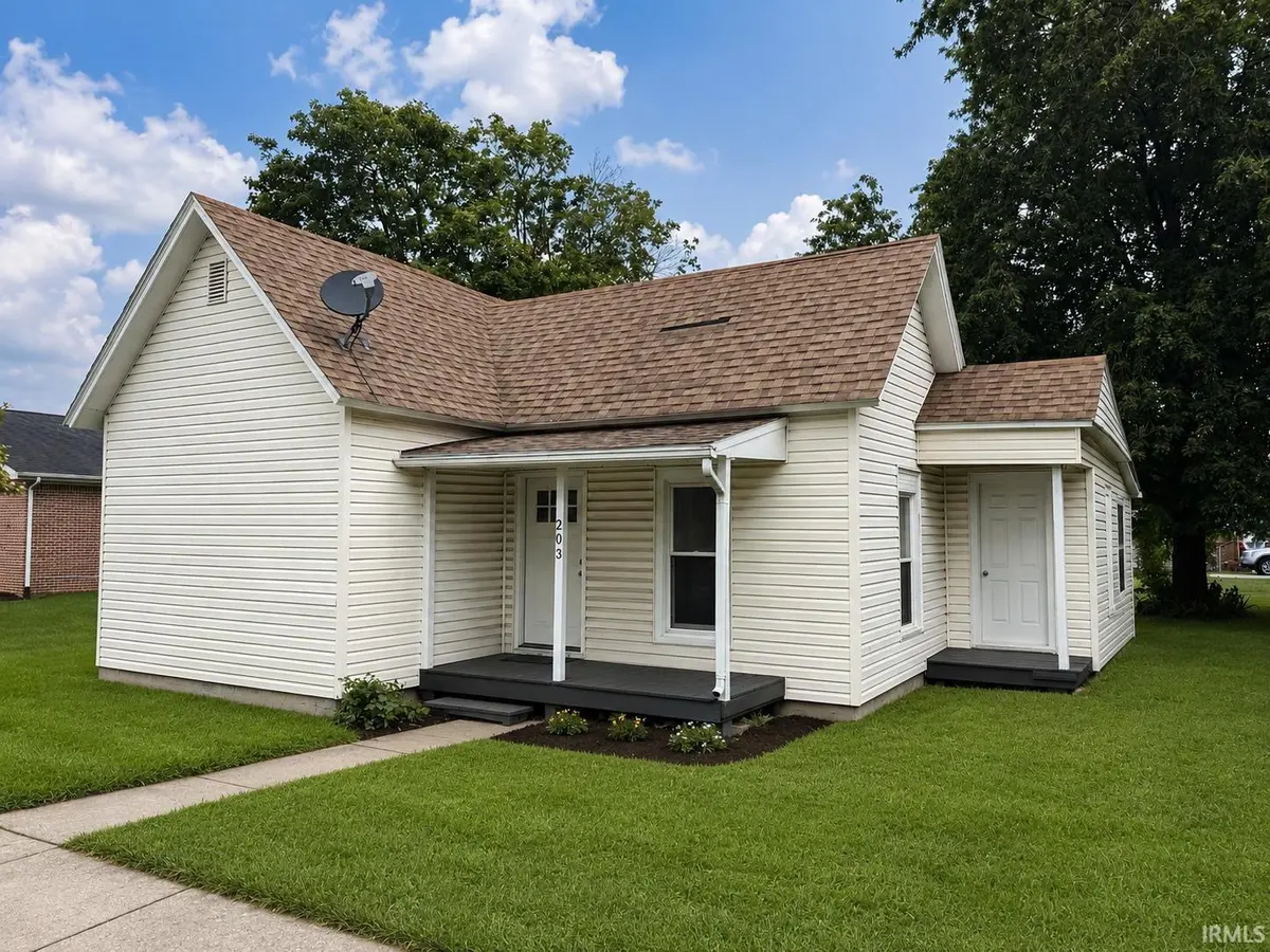203 N Range ST, Wolcott, IN 47995