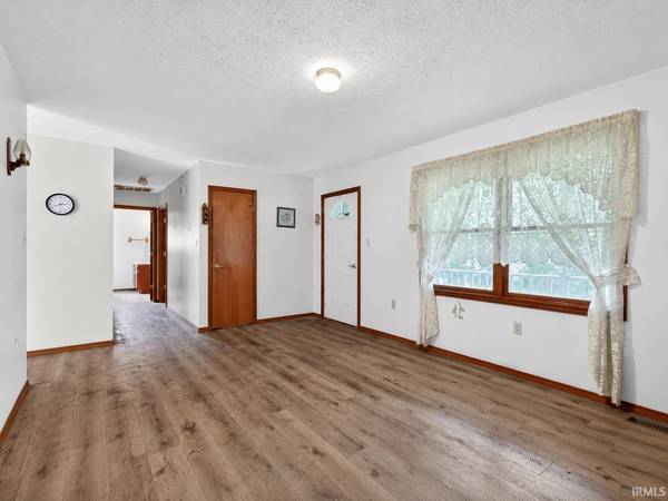 812 S 1250 E ***, Loogootee, IN 47553