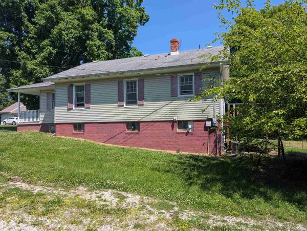 1744 Bedford RD, Washington, IN 47501-1747