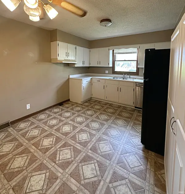 1412 E Poplar ST, Petersburg, IN 47567