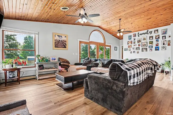 518 Sunset LN, Middlebury, IN 46540-9585