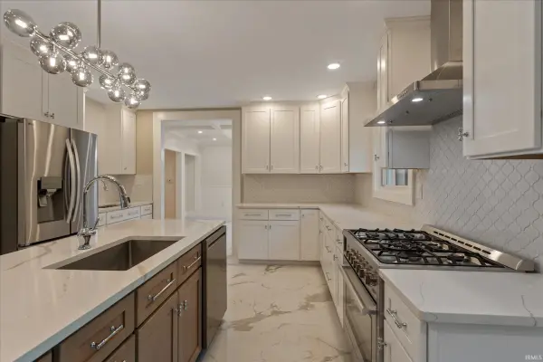 3002 Robinhood LN, South Bend, IN 46614-2112