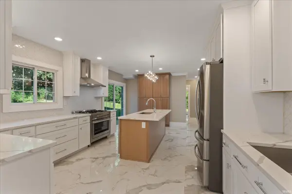 3002 Robinhood LN, South Bend, IN 46614-2112