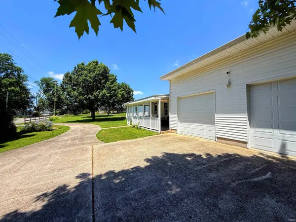 102 W Williams ST, Loogootee, IN 47553