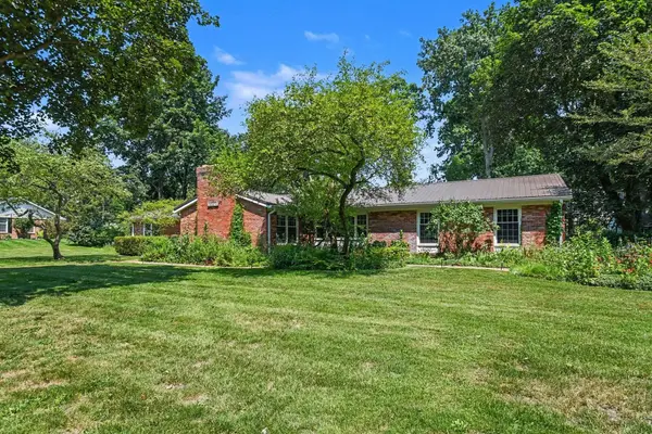 52770 Brooktrails DR, South Bend, IN 46637