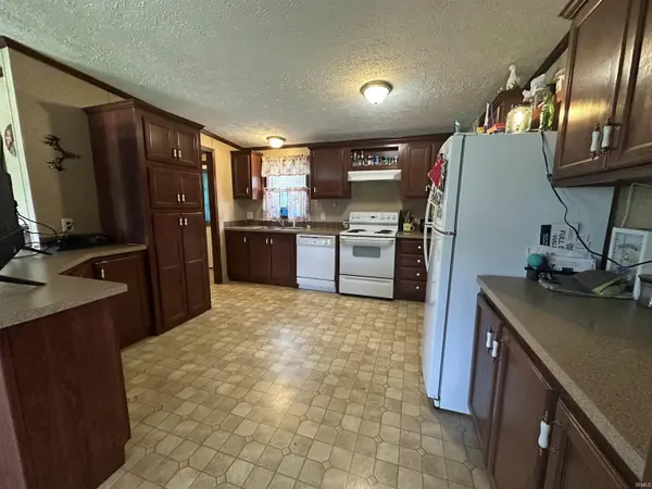 6122 State Road 60 W RD, Mitchell, IN 47446