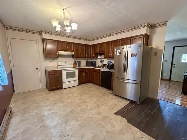 1009 W Walnut ST, Brownstown, IN 47220-1722