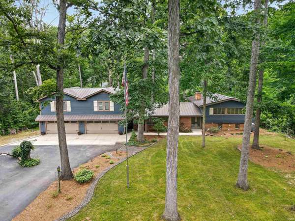 1535 Wood Moor DR, Fort Wayne, IN 46804-1429