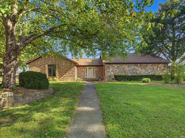 2009 Greenbrier DR, Mount Vernon, IN 47620