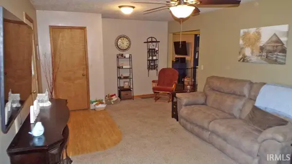 7472 N Pine Bluff RD, Bicknell, IN 47512