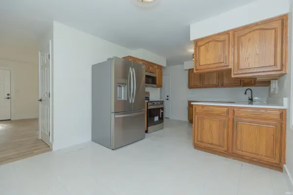711 Carole PL, Newburgh, IN 47630