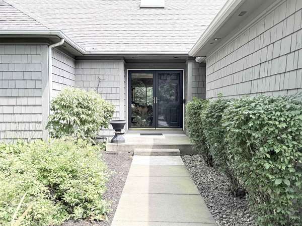 1325 E Erskine Manor Hill DR, South Bend, IN 46614